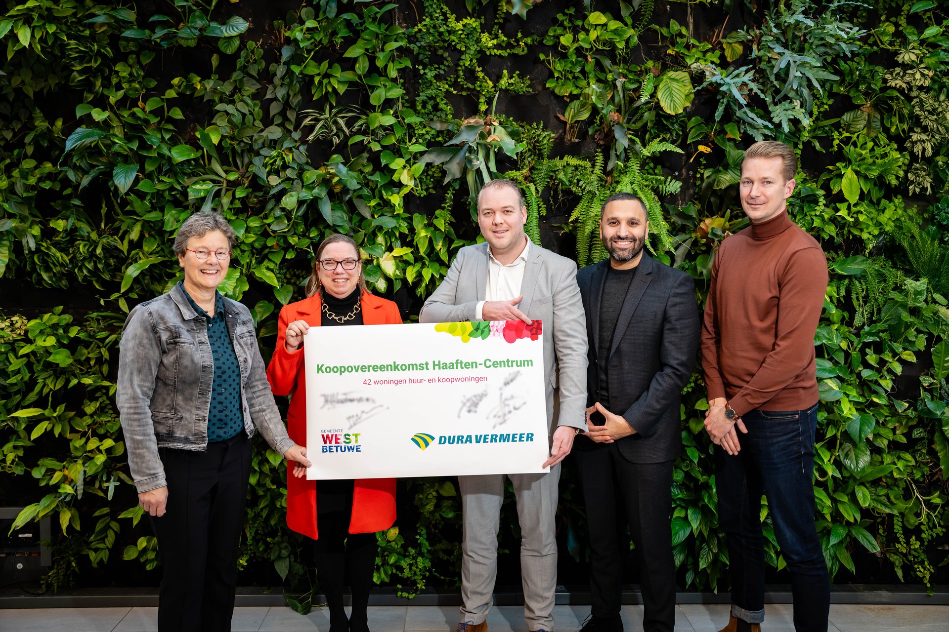 Foto wethouder Jacoline Hartman en de heer Rutger Veldhoen, directievoorzitter Dura Vermeer Bouw Zuid (2e en 3e links op de foto) hebben de koopovereenkomst ondertekend voor woningbouw in Haaften-centrum
