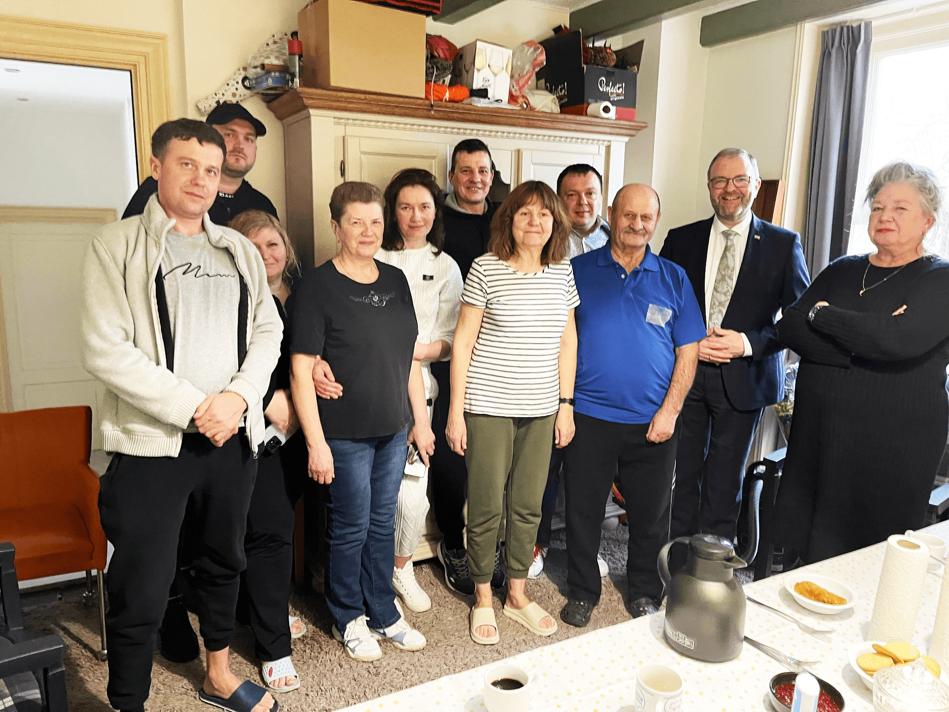 Foto van Oekraïense vluchtelingen met burgemeester Servaas Stoop in een opvang in Beesd