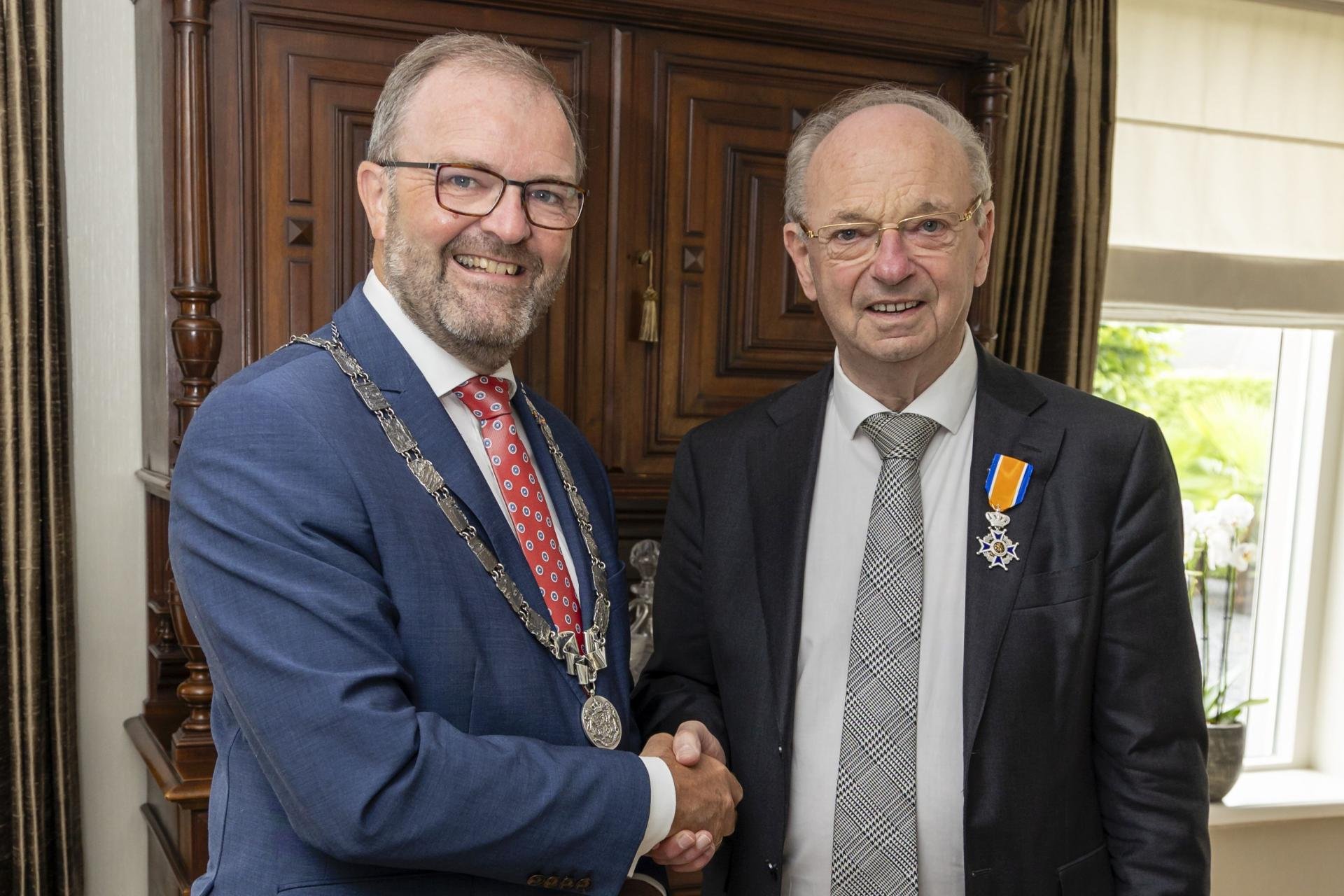 De heer Vermeulen ontvangt een Koninklijke Onderscheiding van burgemeester Servaas Stoop